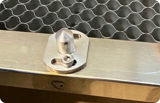 Deep Locking Pins Prevent Honeycomb Plate Drift